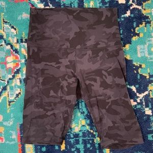 High rise camo align 8 inch inseam biker shorts